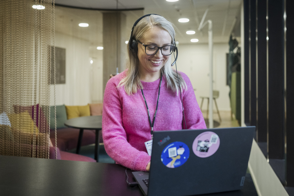 Henkilö työskentelee tietokoneella.